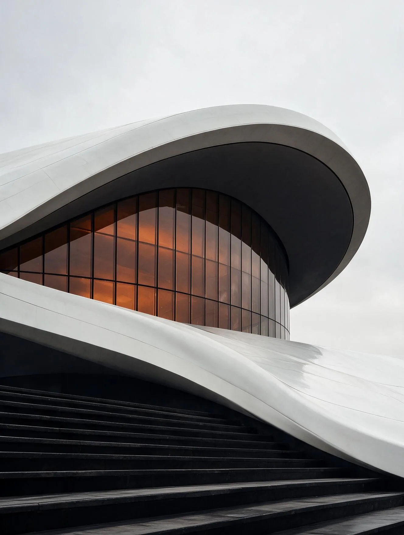 곡면 유리 파사드를 가진 현대 건축물 — PANAPIXEL ARCHITECTURAL